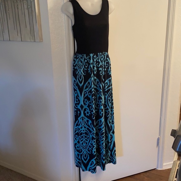 NWT long dress with pockets. Size X-small.  Does have some give. - Picture 7 of 9